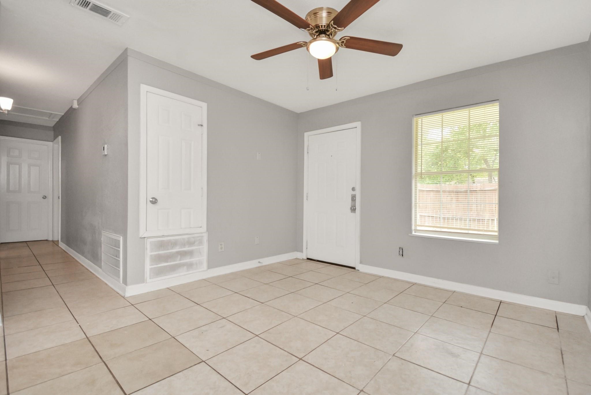 8622 Elbert Street, Unit B Houston, TX 77028 - Photo 5 of 21 a view of an empty room with a window
