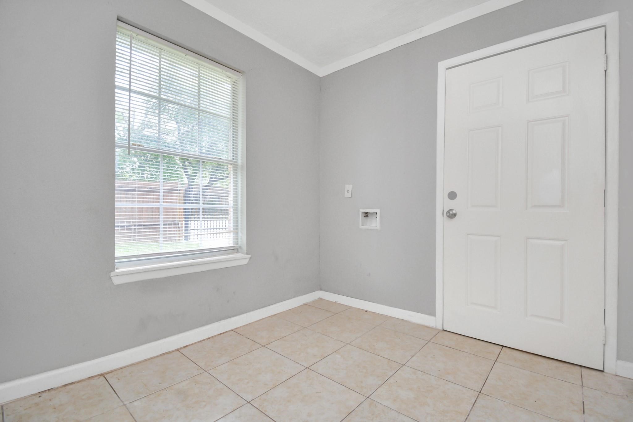 8622 Elbert Street, Unit B Houston, TX 77028 - Photo 10 of 21 an empty room with windows