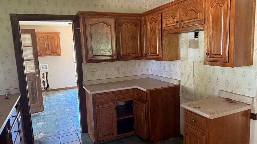 6582 Taylor Road Kaufman, TX 75142 - Photo 19 of 40 a utility room with a sink a washer and dryer