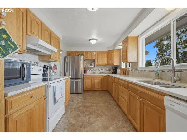 $559,900 | 3895 Southeast Pelton Avenue, Troutdale, OR 97060