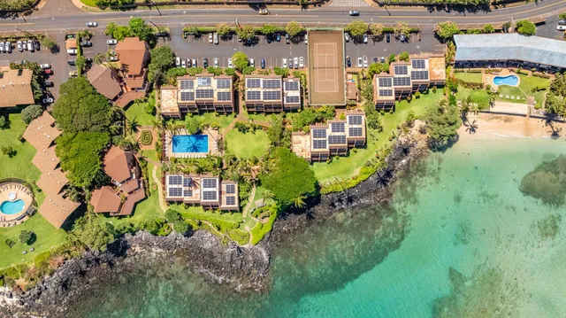 a view of entryway with a front door