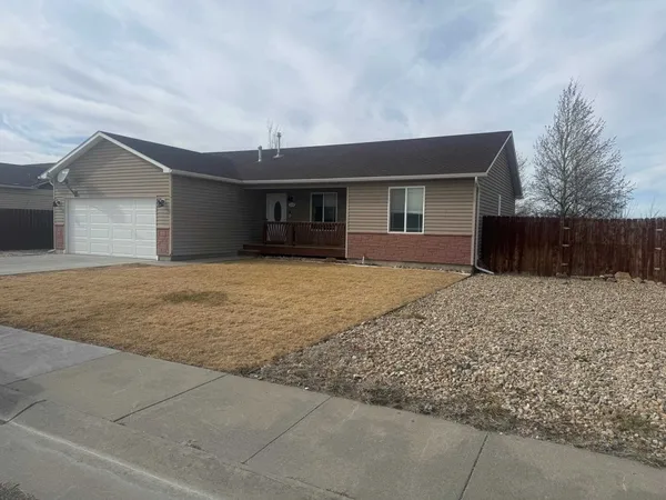 $285,000 | 609 Olive Circle, Rawlins, WY 82301