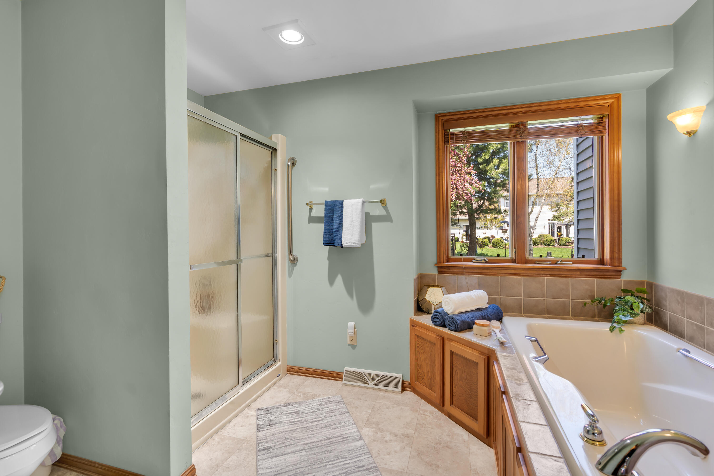 3445 Edinburgh Road Green Bay, WI 54311 - Photo 22 of 34 Primary Bathroom