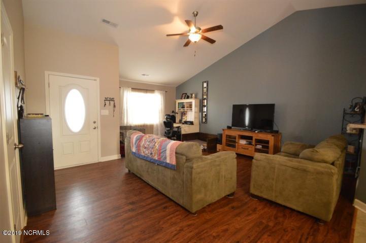 308 Sinclair Lane Hubert, NC 28539 - Photo 2 of 13 308 sinclair living room