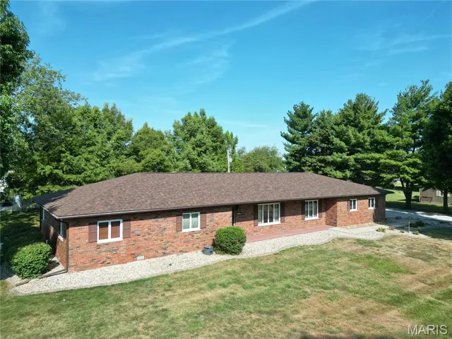 $330,000 | 501 Pine Street, Hillsboro, IL 62049