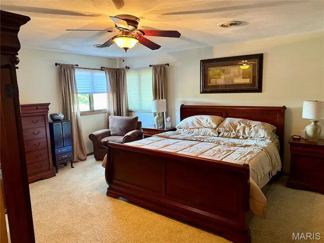 $330,000 | 501 Pine Street, Hillsboro, IL 62049