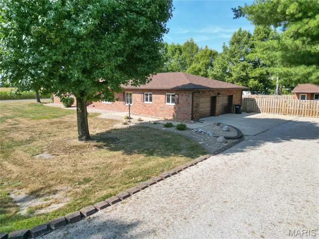 $330,000 | 501 Pine Street, Hillsboro, IL 62049