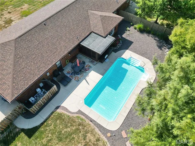 $330,000 | 501 Pine Street, Hillsboro, IL 62049