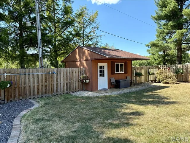 $330,000 | 501 Pine Street, Hillsboro, IL 62049