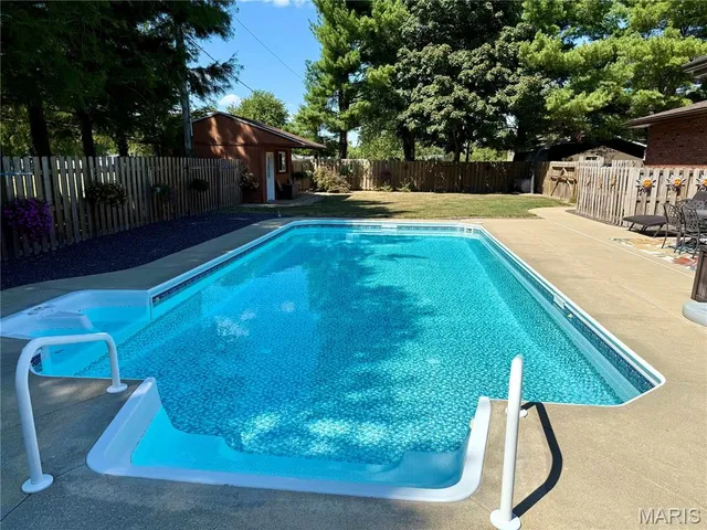 $330,000 | 501 Pine Street, Hillsboro, IL 62049