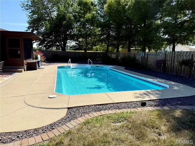 $330,000 | 501 Pine Street, Hillsboro, IL 62049