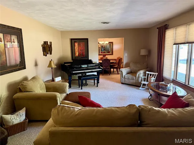 $330,000 | 501 Pine Street, Hillsboro, IL 62049