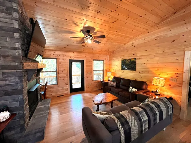 $364,900 | 29 Oak Hl Drive, Murphy, NC 28906