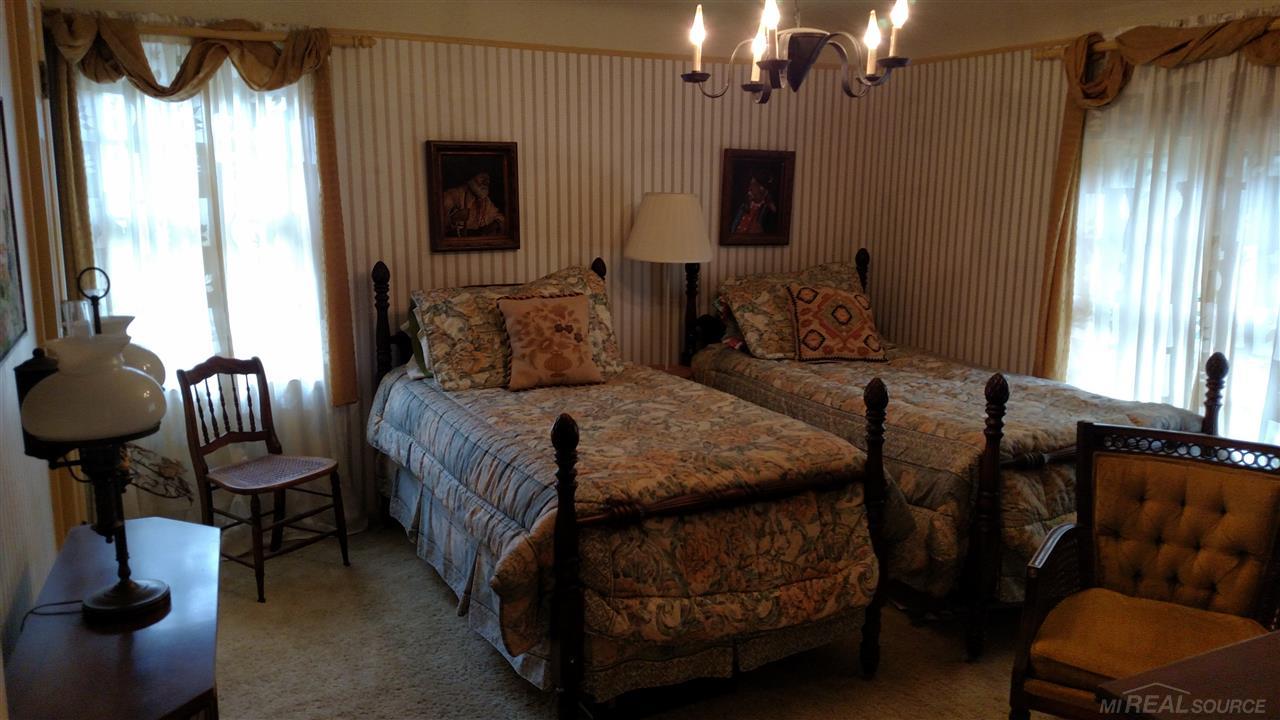 1025 Bishop Road Grosse Pointe, MI 48230 - Photo 14 of 22 31260252-13.JPG