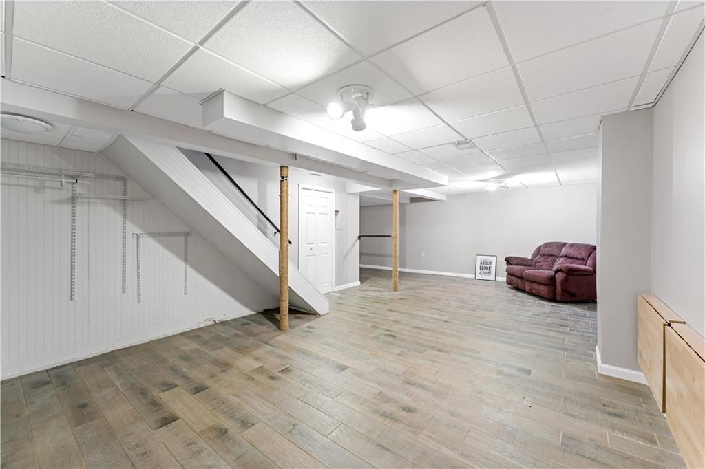 1523 Hastings Mill Road Pittsburgh, PA 15241 - Photo 33 of 50 a living room with furniture