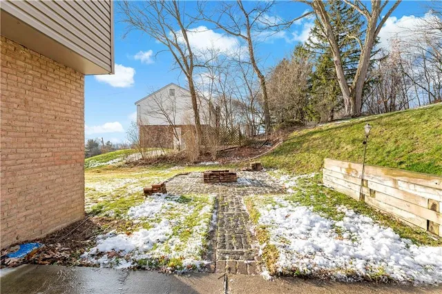 a view of a yard with a house