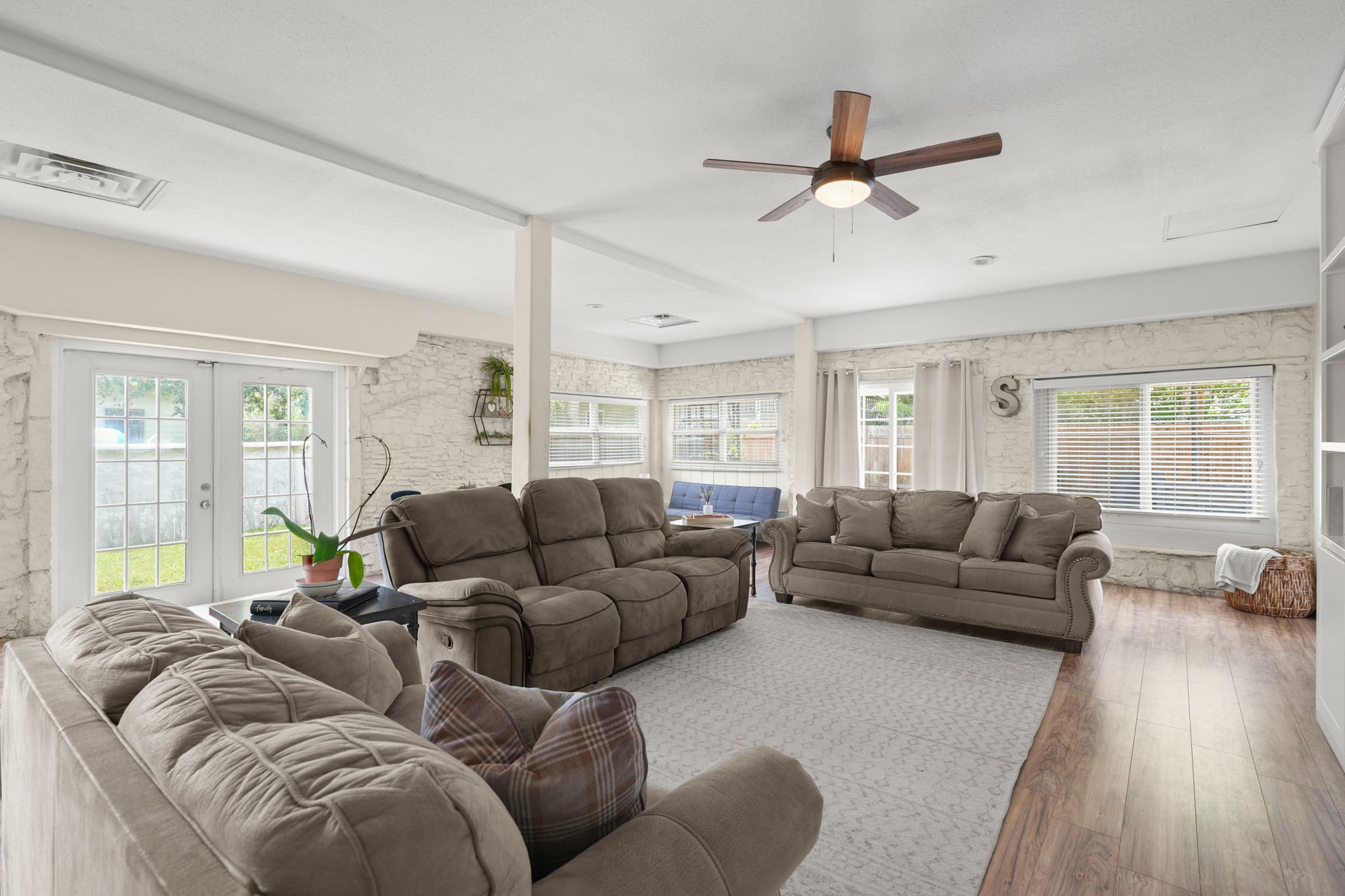 9725 Bock Road Buda, TX 78610 - Photo 19 of 32 Relax in this inviting living space, bathed in natural light, perfect for gatherings or quiet evenings.