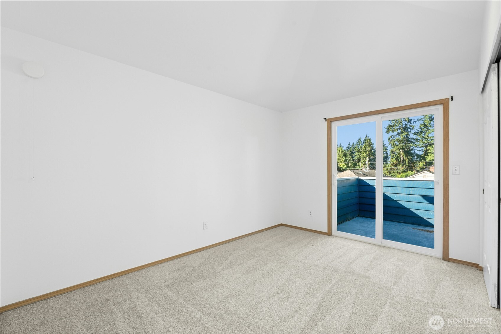 14348 Wallingford Avenue North Seattle, WA 98133 - Photo 21 of 28 an empty room with a window