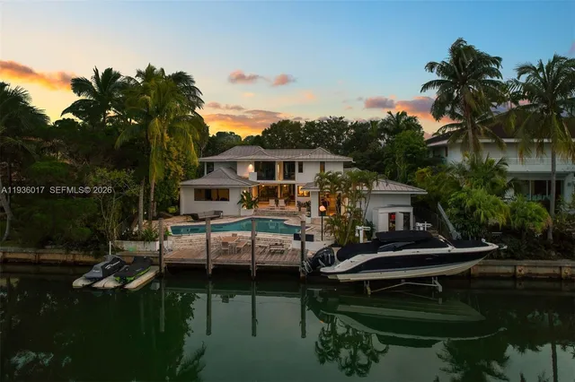 $13,850,000 | 121 Knollwood Drive, Key Biscayne, FL 33149
