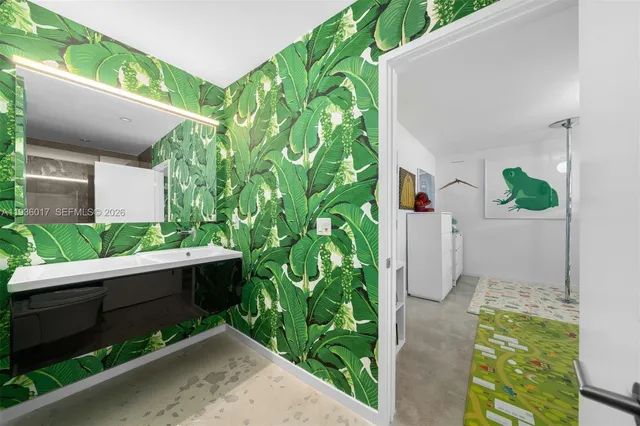 $13,850,000 | 121 Knollwood Drive, Key Biscayne, FL 33149