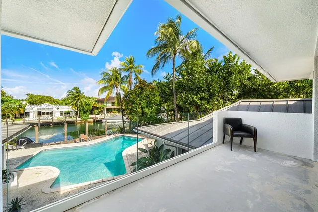 $13,850,000 | 121 Knollwood Drive, Key Biscayne, FL 33149