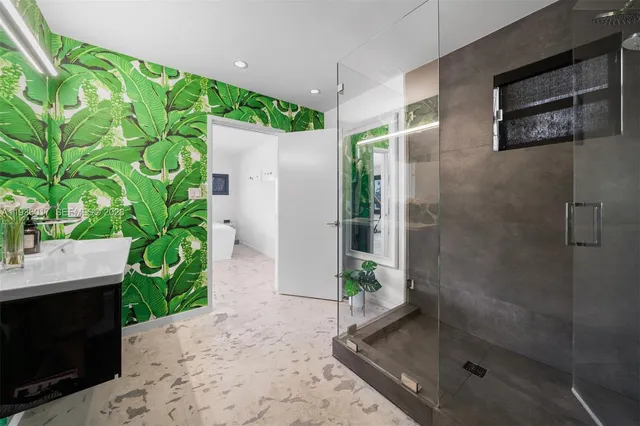 $13,850,000 | 121 Knollwood Drive, Key Biscayne, FL 33149