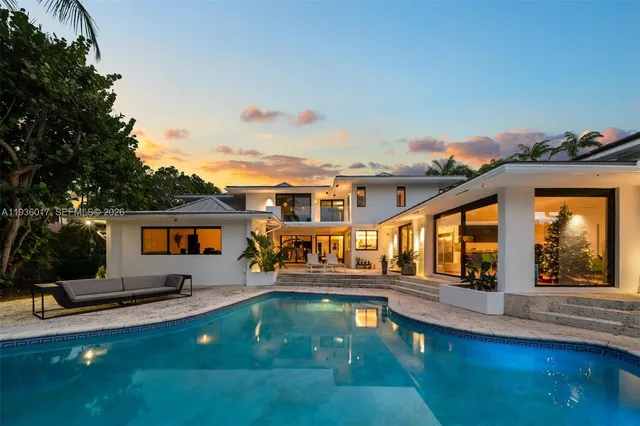 $13,850,000 | 121 Knollwood Drive, Key Biscayne, FL 33149