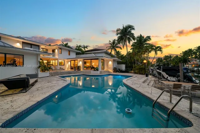 $13,850,000 | 121 Knollwood Drive, Key Biscayne, FL 33149