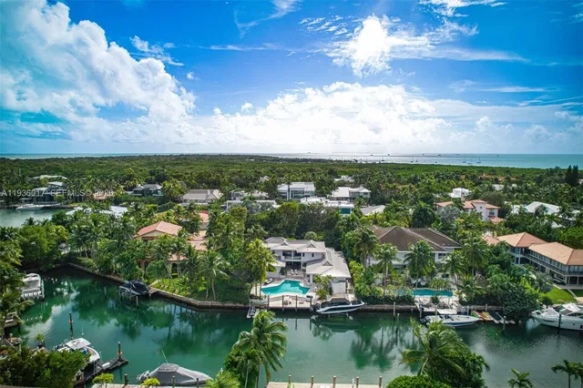 $13,850,000 | 121 Knollwood Drive, Key Biscayne, FL 33149
