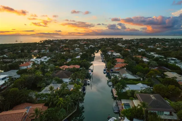 $13,850,000 | 121 Knollwood Drive, Key Biscayne, FL 33149