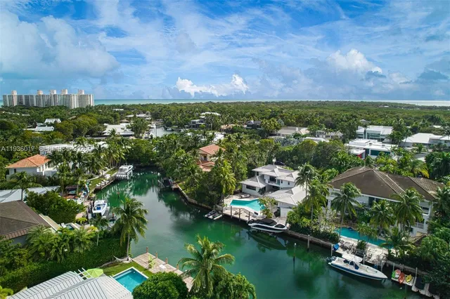 $13,850,000 | 121 Knollwood Drive, Key Biscayne, FL 33149