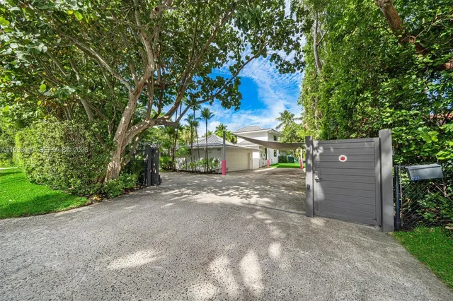 $13,850,000 | 121 Knollwood Drive, Key Biscayne, FL 33149