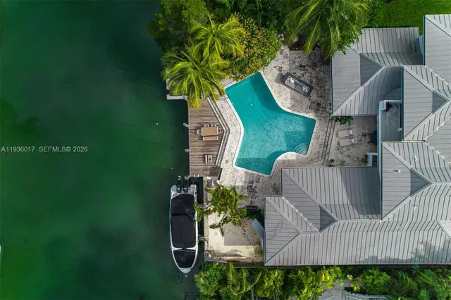 $13,850,000 | 121 Knollwood Drive, Key Biscayne, FL 33149