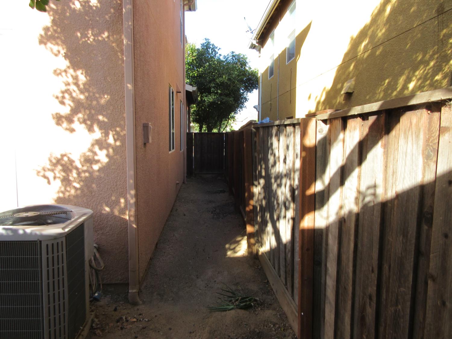 1016 Papaya Street Madera, CA 93638 - Photo 27 of 29 a backyard of a house