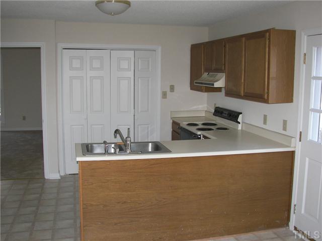 6708 Hammersmith Drive Raleigh, NC 27613 - Photo 5 of 11 Kitchen