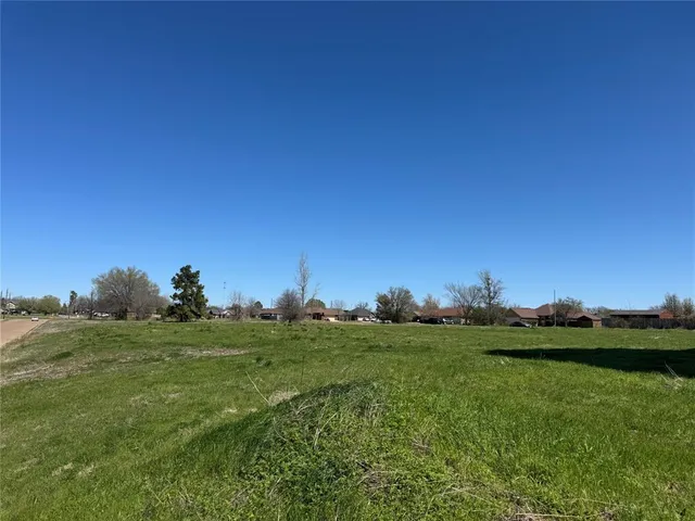 a view of a big room with a big yard