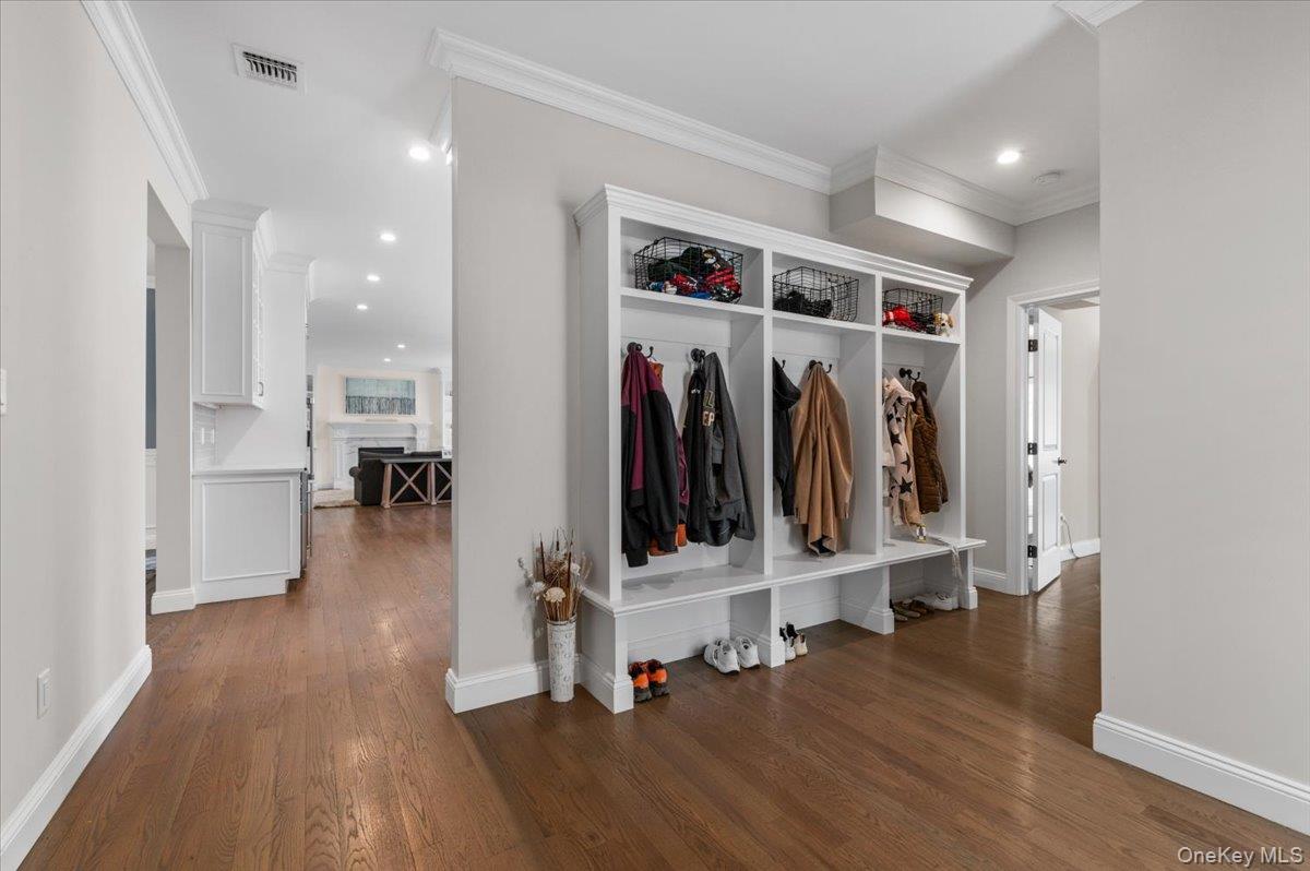 42 Meadowbrook Road Syosset, NY 11791 - Photo 14 of 40