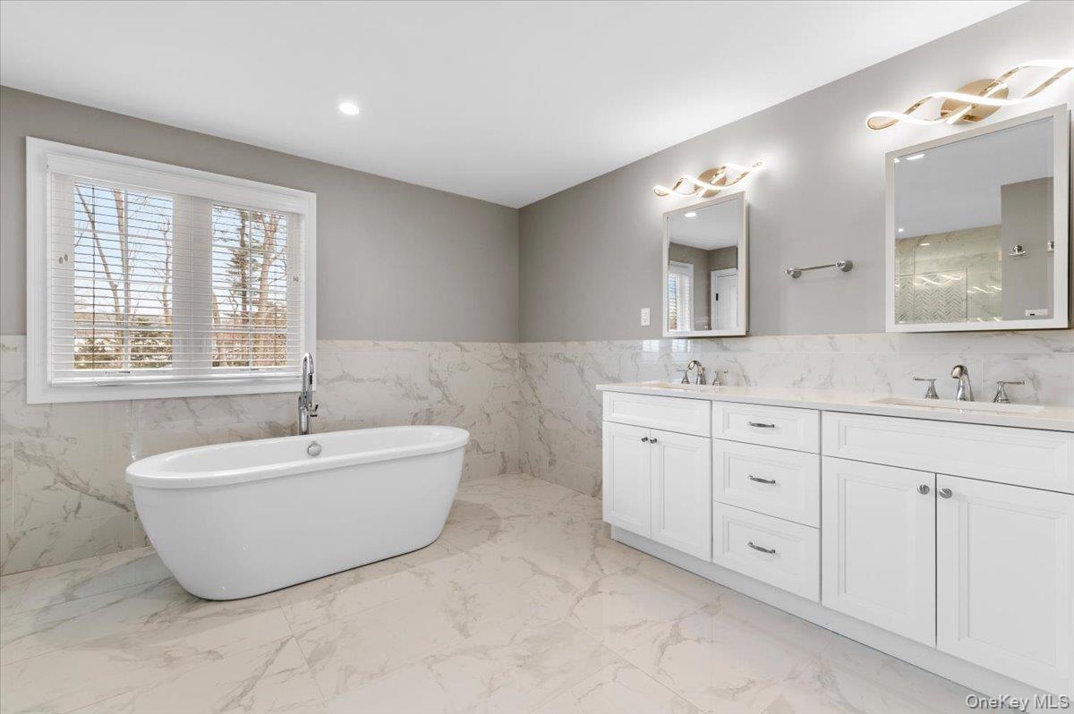 42 Meadowbrook Road Syosset, NY 11791 - Photo 21 of 40