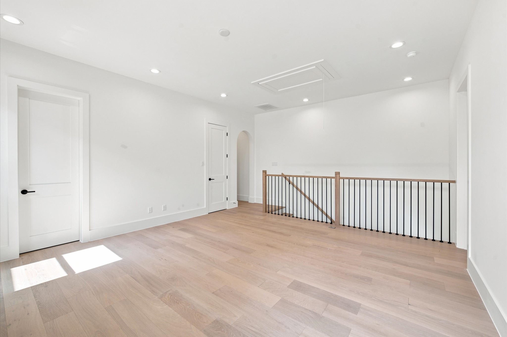 112 East 27th Street Houston, TX 77008 - Photo 24 of 43 Spacious game room with a walk-in closet and direct access to a full bathroom.