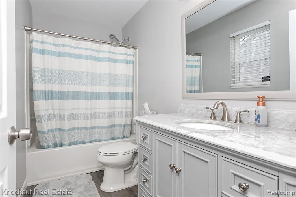 2250 Briar Ridge Wolverine Lake, MI 48390 - Photo 20 of 44