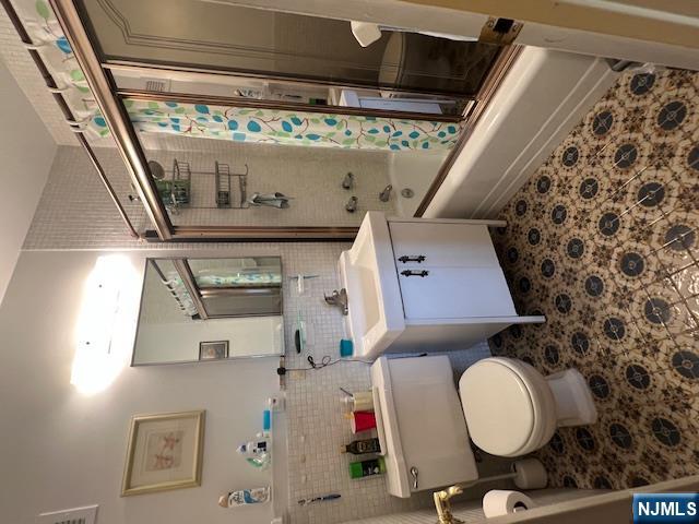 2 Horizon Road, Unit 1423 Fort Lee, NJ 07024 - Photo 21 of 30 a bathroom with a sink toilet and shower