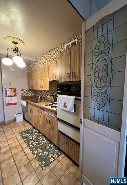 2 Horizon Road, Unit 1423 Fort Lee, NJ 07024 - Photo 7 of 30 a kitchen with a cabinets and appliances