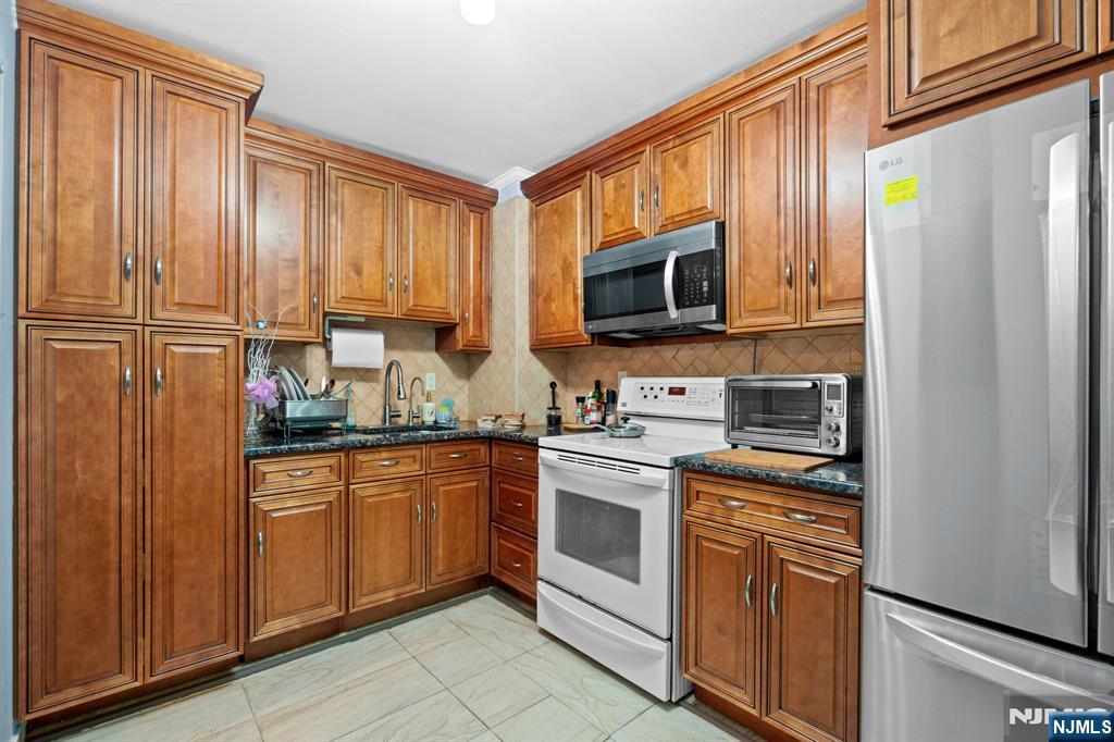 1111 River Road, Unit C32 Edgewater, NJ 07020 - Photo 17 of 22 Gallery Image 17