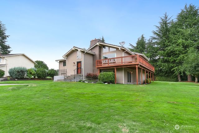 a view of a yard in front of house