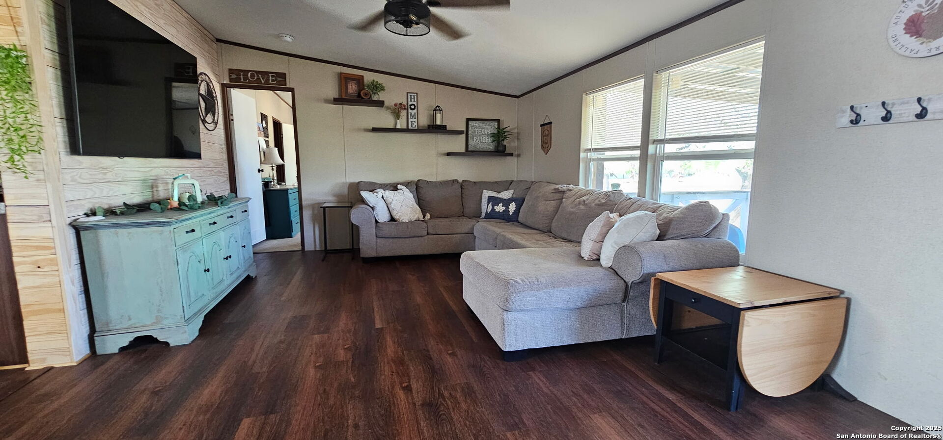275 W Trail Pleasanton, TX 78064 - Photo 10 of 17 a living room with furniture and a flat screen tv