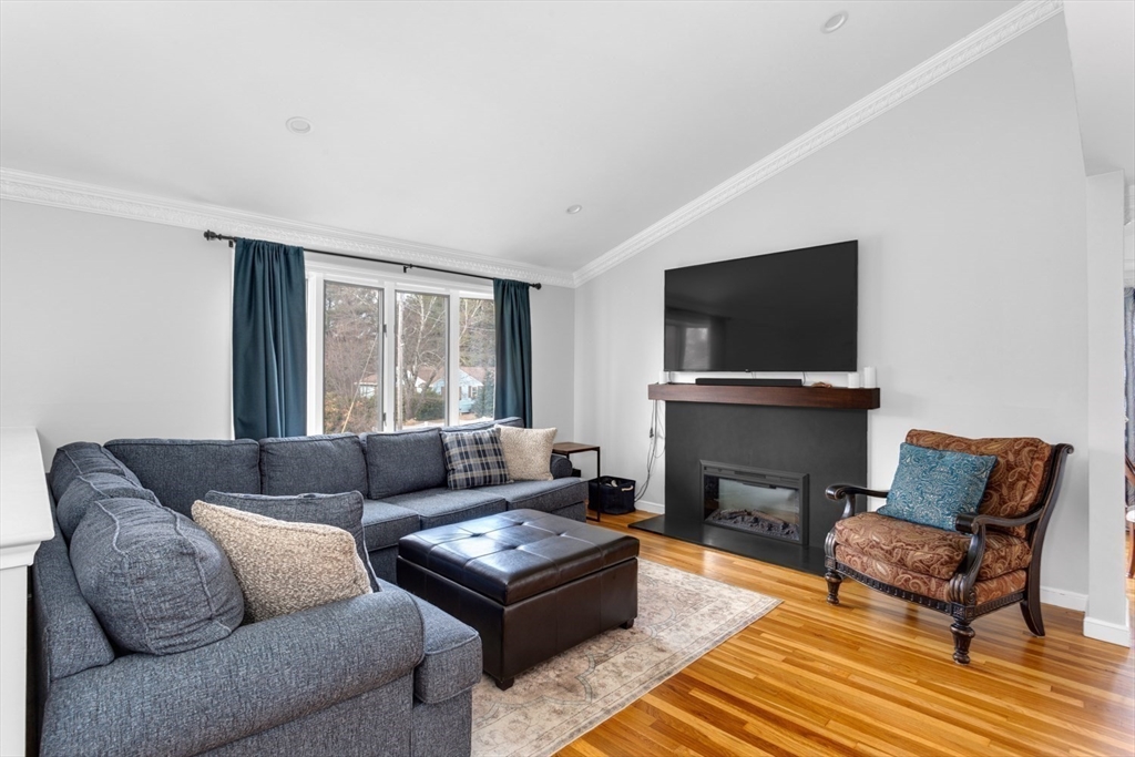 201 Crossfield Road Franklin, MA 02038 - Photo 4 of 46