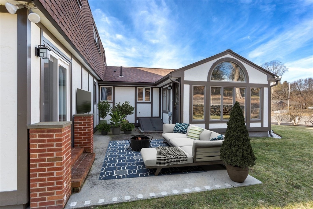 201 Crossfield Road Franklin, MA 02038 - Photo 8 of 46