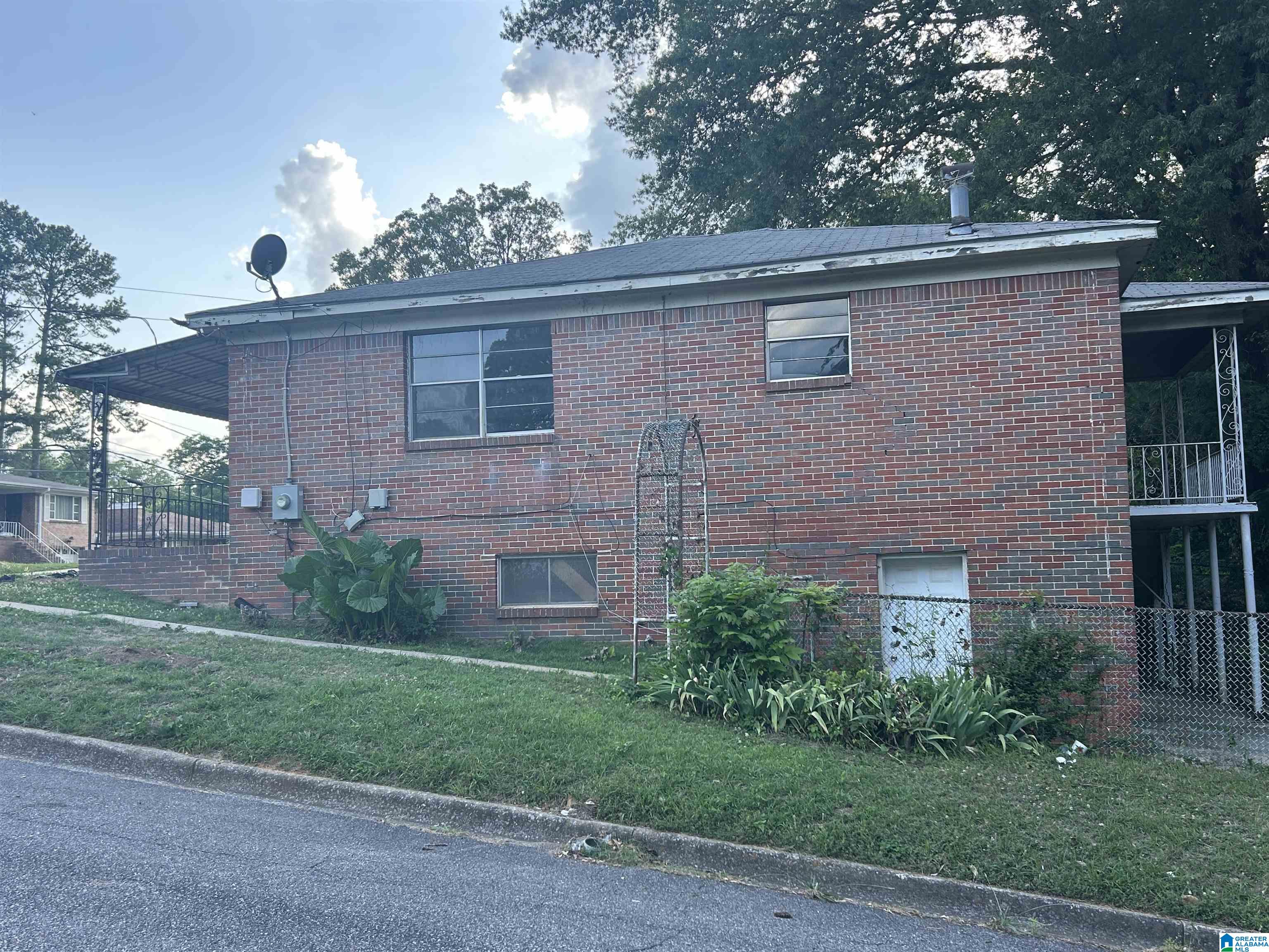 300 16th Avenue Southwest Birmingham, AL 35211 - Photo 4 of 24