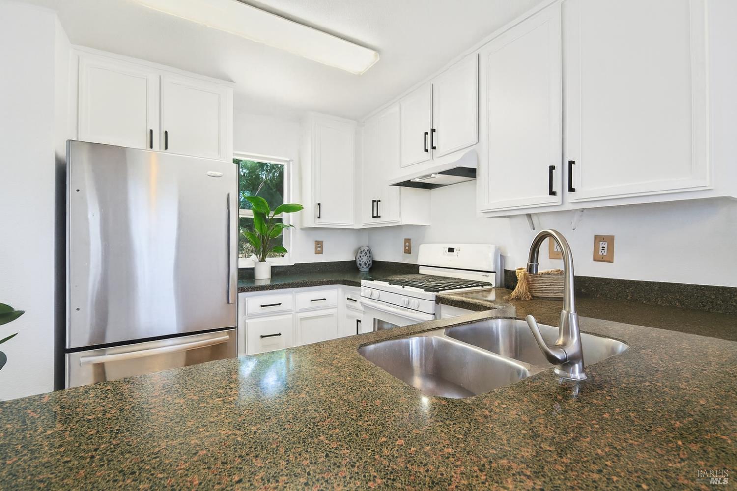 930 Kingwood Street Santa Rosa, CA 95401 - Photo 6 of 28