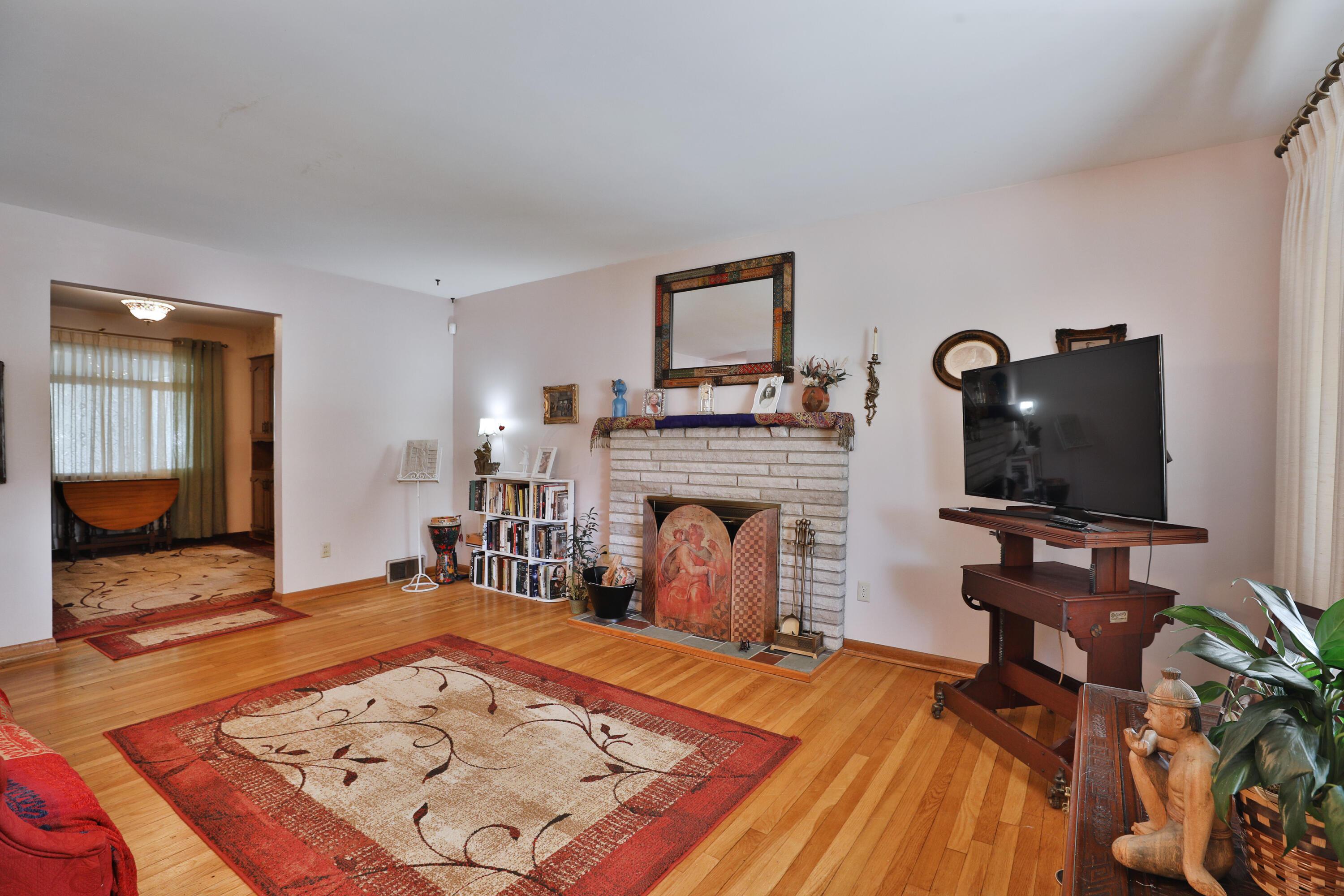 810 Salisbury Road Columbus, OH 43204 - Photo 4 of 34 Living Room